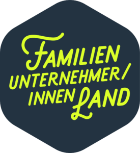 Der gelbe handgeschriebene Text auf dunkelblauem Hintergrund lautet Familien Unternehmer/innen Land auf Deutsch, wobei das Wort Land in größeren, kursiven Buchstaben geschrieben ist.