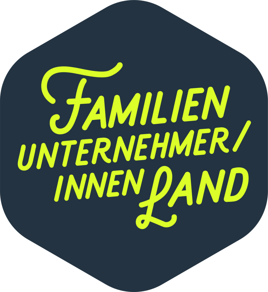 Der gelbe handgeschriebene Text auf dunkelblauem Hintergrund lautet Familien Unternehmer/innen Land auf Deutsch, wobei das Wort Land in größeren, kursiven Buchstaben geschrieben ist.