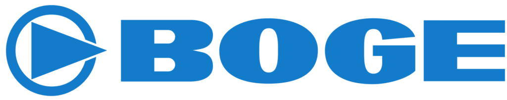 Blaues Logo mit dem Wort BOGE in fetten Großbuchstaben. Links vom Text befindet sich eine geometrische Form, die einem stilisierten B oder einem nach rechts zeigenden Pfeil ähnelt.