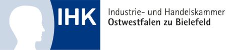 Logo der IHK Ostwestfalen zu Bielefeld mit weißer Profilsilhouette auf blauem Hintergrund und dem Text Industrie- und Handelskammer Ostwestfalen zu Bielefeld auf der rechten Seite.
